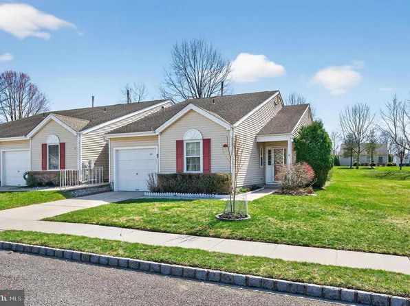 12 Yarrow Pl, Mount Laurel, NJ 08054