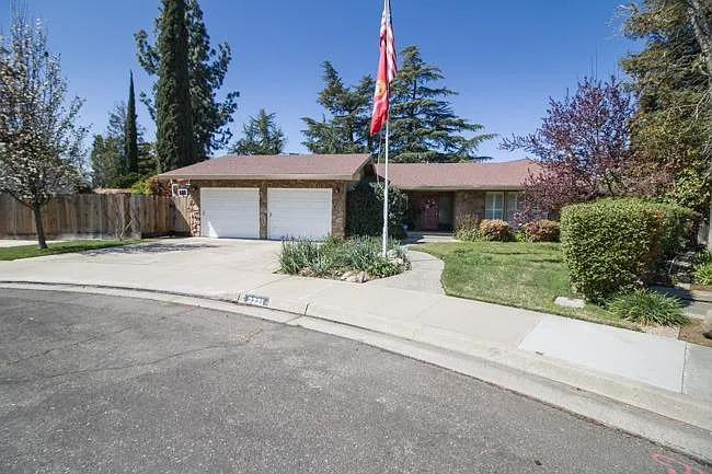 2221 Carleton Dr photo 1