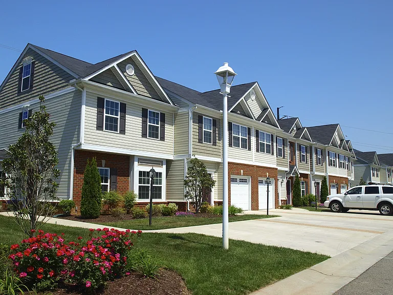 Rivermont Crossing Townhomes & Apartments — Photo 20