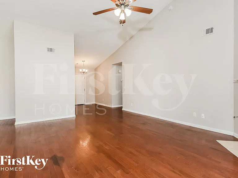231 Grandview Ln — Photo 3