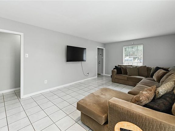 3rd image of 3729-31 Lilac Ln