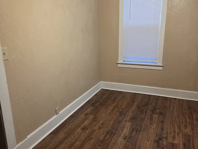 504 N Main St — Photo 7