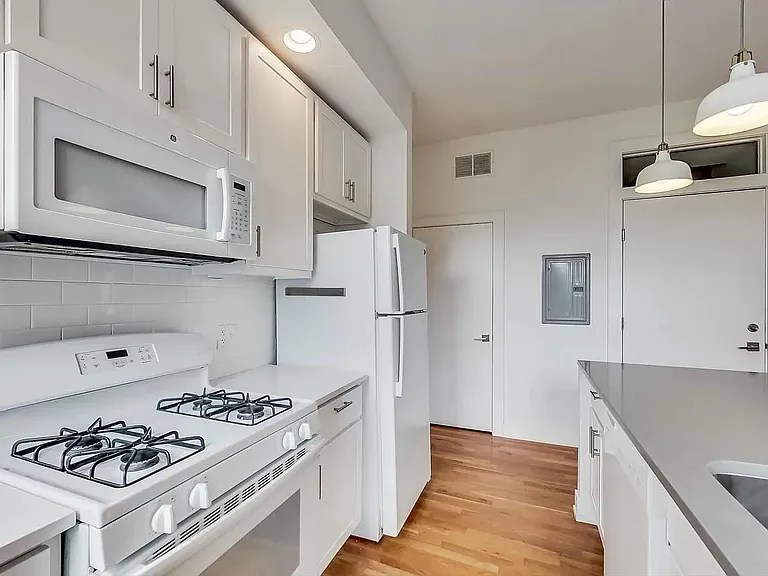 1157 W 18th St #R204 — Photo 3