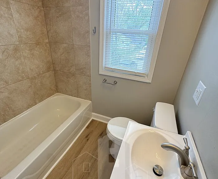 1079 S James Rd — Photo 15