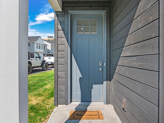 3rd image of 529 N Richland Valley St #11