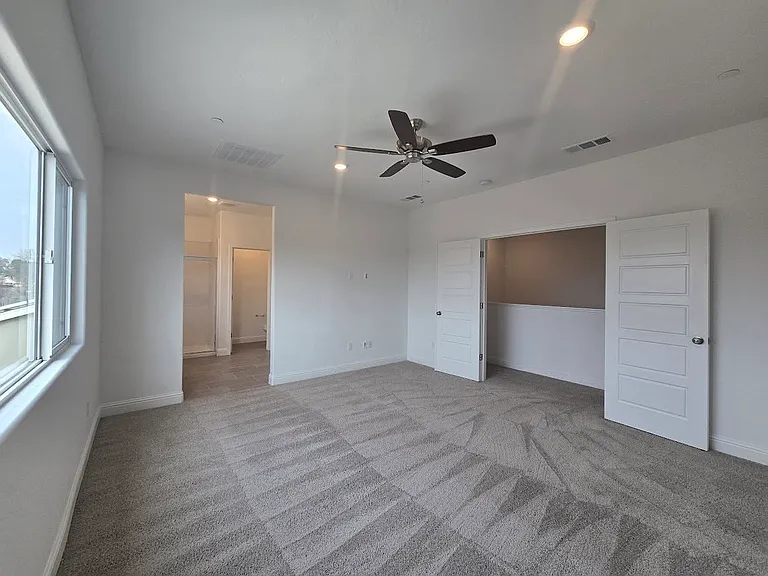 2320 S Claremont Ave — Photo 38