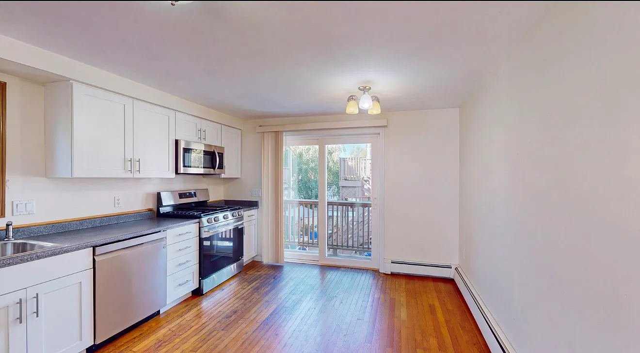 3 bed, 1.5 bath, 1560 sqft, $5,500 — Photo 3