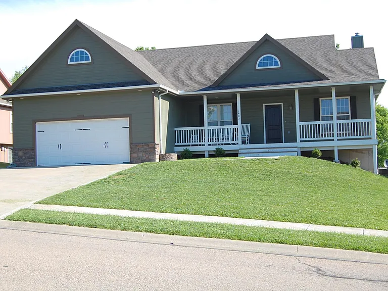 1403 Nottingham Dr — Photo 1