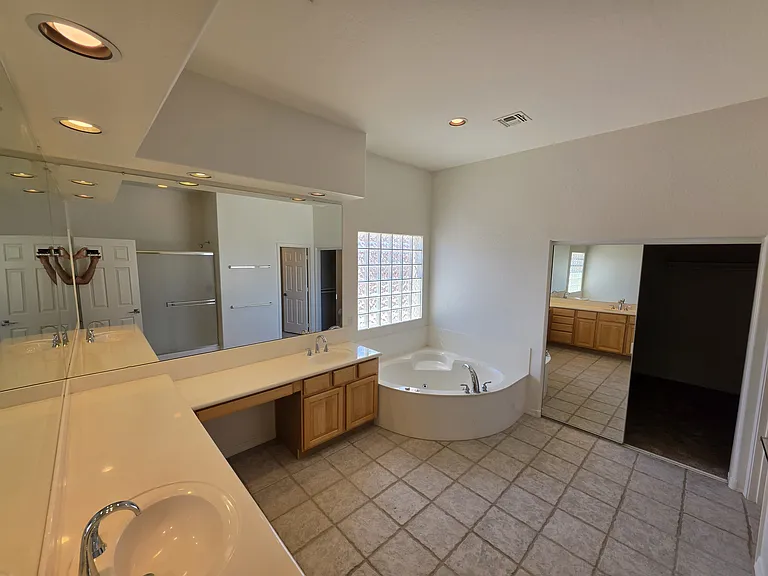 2653 N Travis — Photo 23