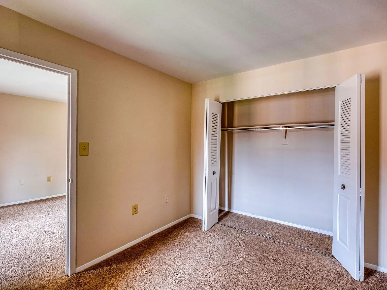 Oakton Park Apartments — Photo 3