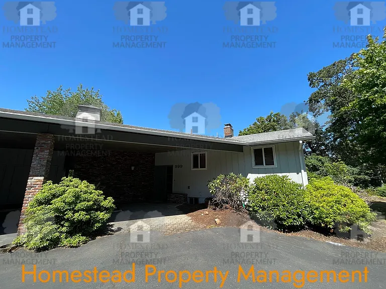 999 SW Hunter St — Photo 2