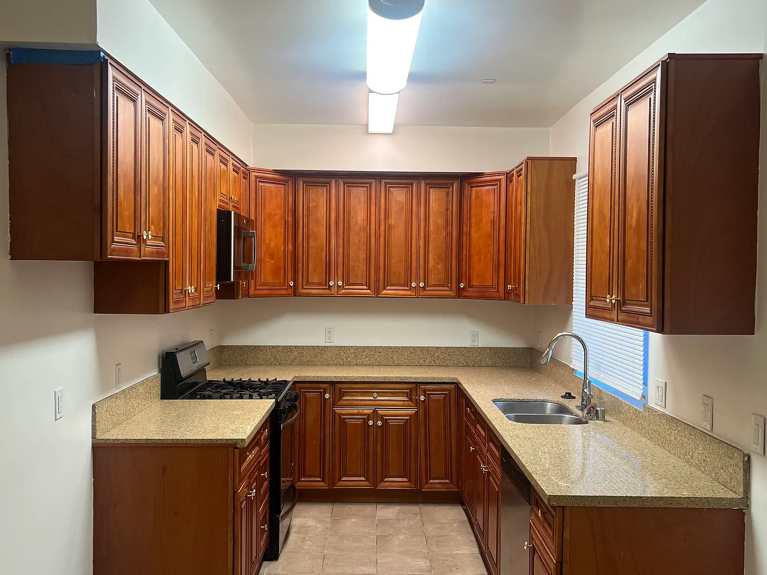 2 bed, 800 sqft, $2,400 — Photo 2