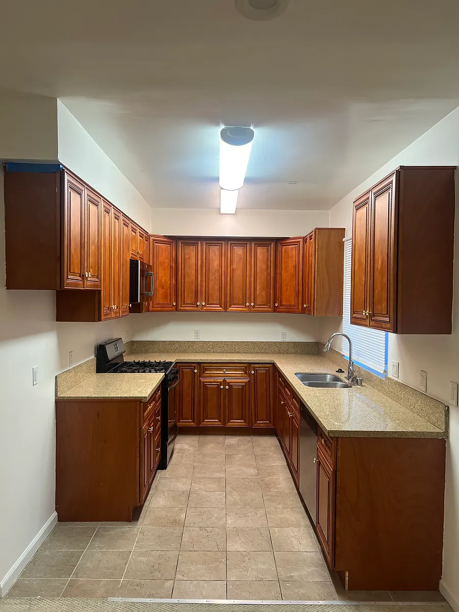 Building Photo - 7514 Haskell Ave #202