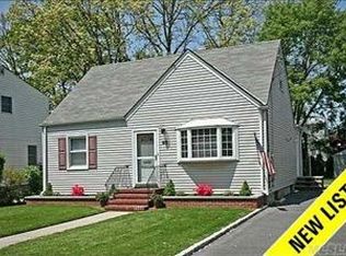 93 4th St, New Hyde Park, NY 11040