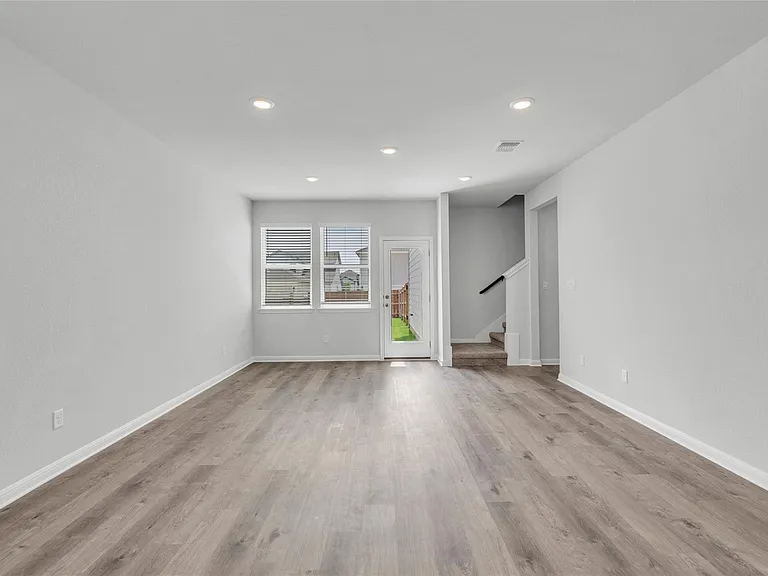 2412 Ekvall Dr — Photo 5