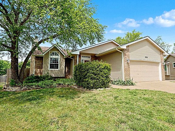 2nd image of 2929 N Parkwood Ct