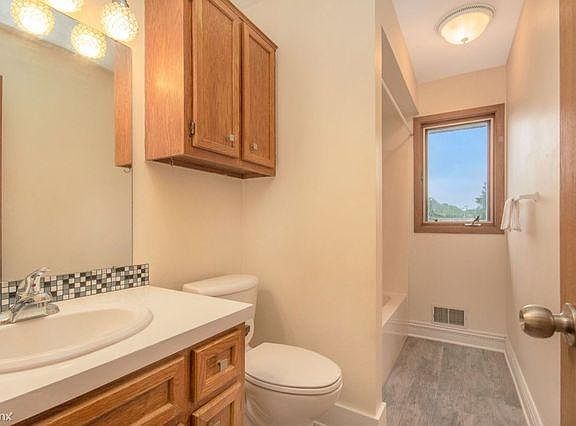 5th image of 3741 Mayfield Ave NE