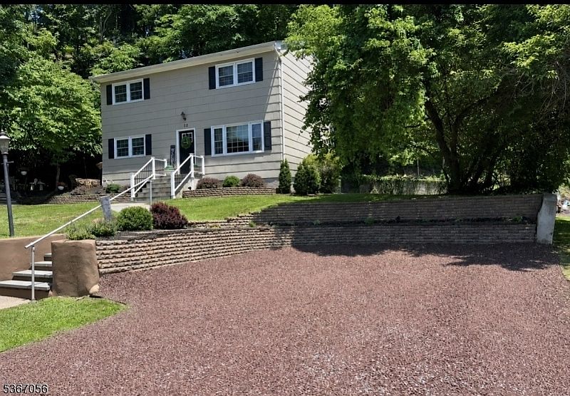 1st image of 32 Church St