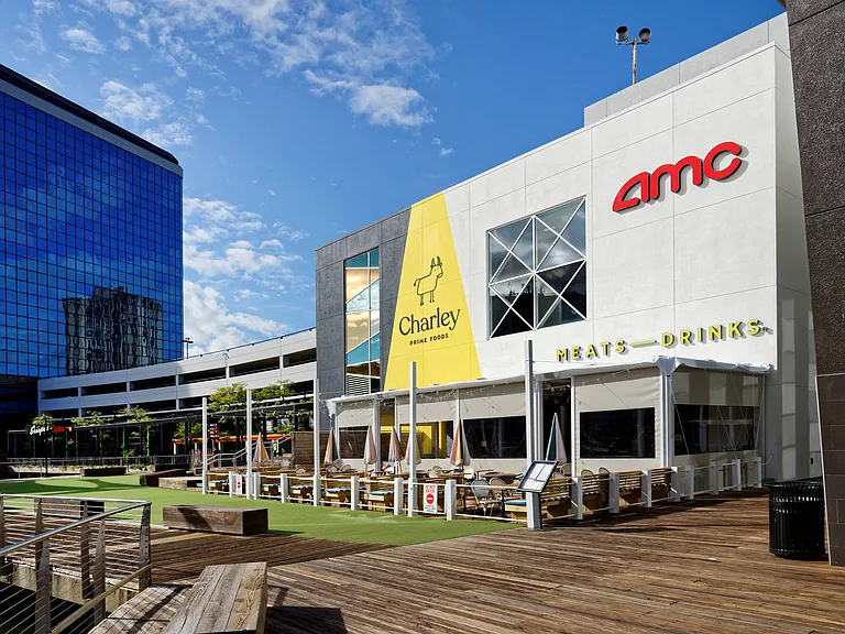 Nearby shopping, dining and entertainment in Rio Lakefront