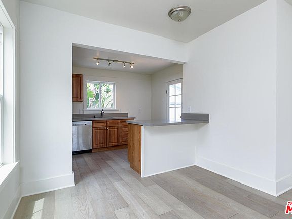 5th image of 221 S Santa Cruz St