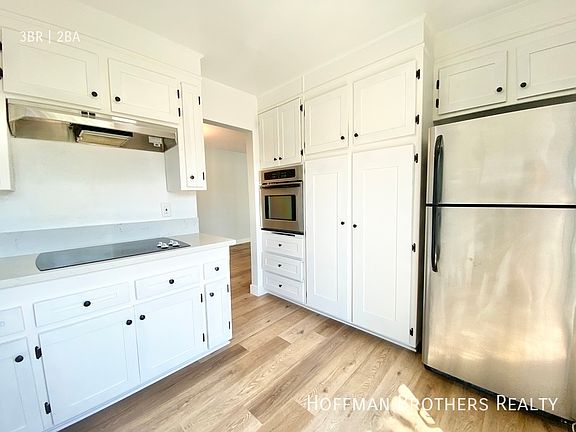 4th image of 919 N Alfred St #206