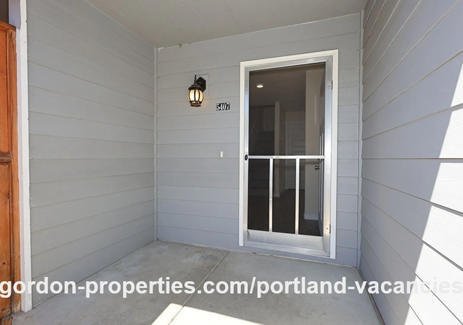 SE 121st Ave- 3 bedroom townhome with gas fireplace — Photo 2