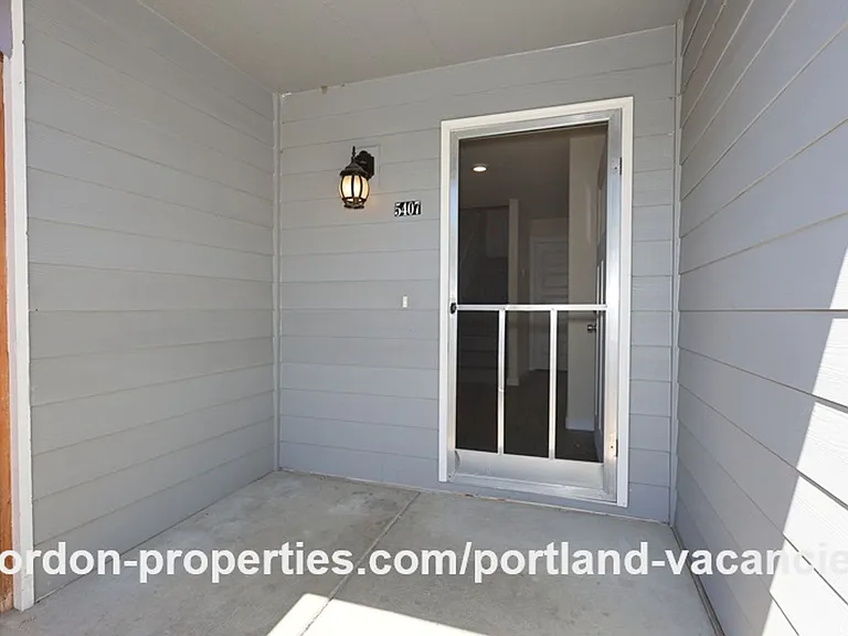 5407 SE 121st Ave — Photo 2