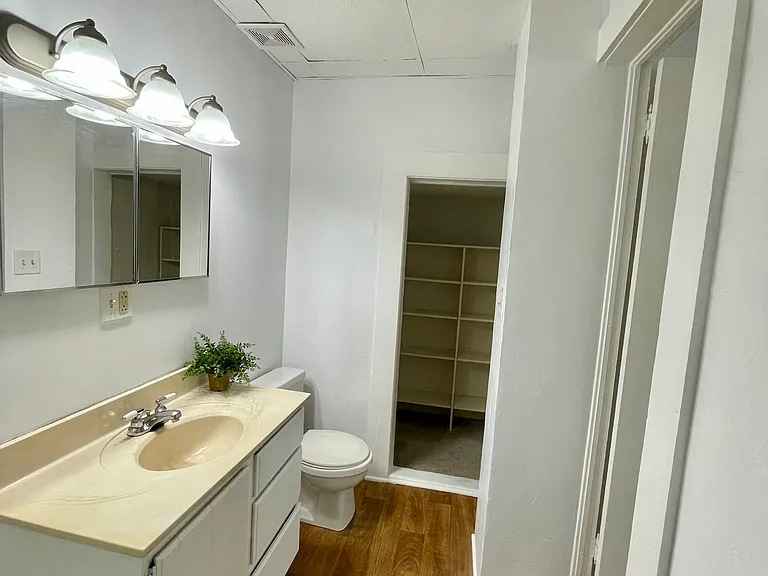 565 E Locust St — Photo 7