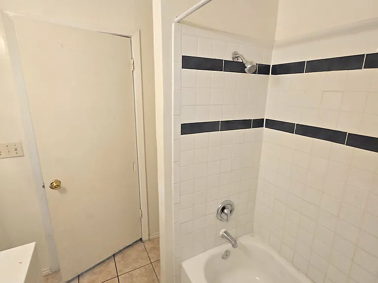 311 Calgary Ave #C — Photo 10