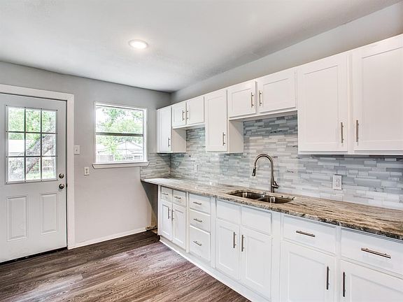 4th image of 4208 Hyde Park Dr