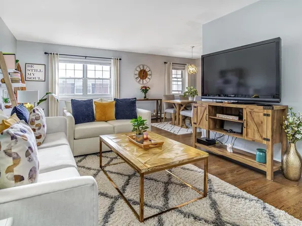 340 Lakeland Ave #10E, Sayville, NY 11782