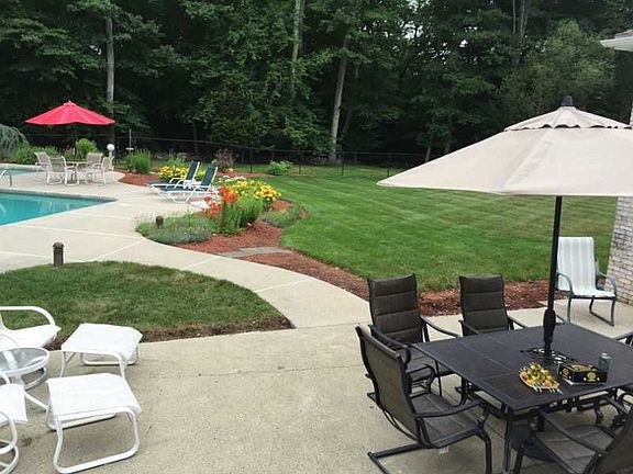 3rd image of 33 Beechwood Dr