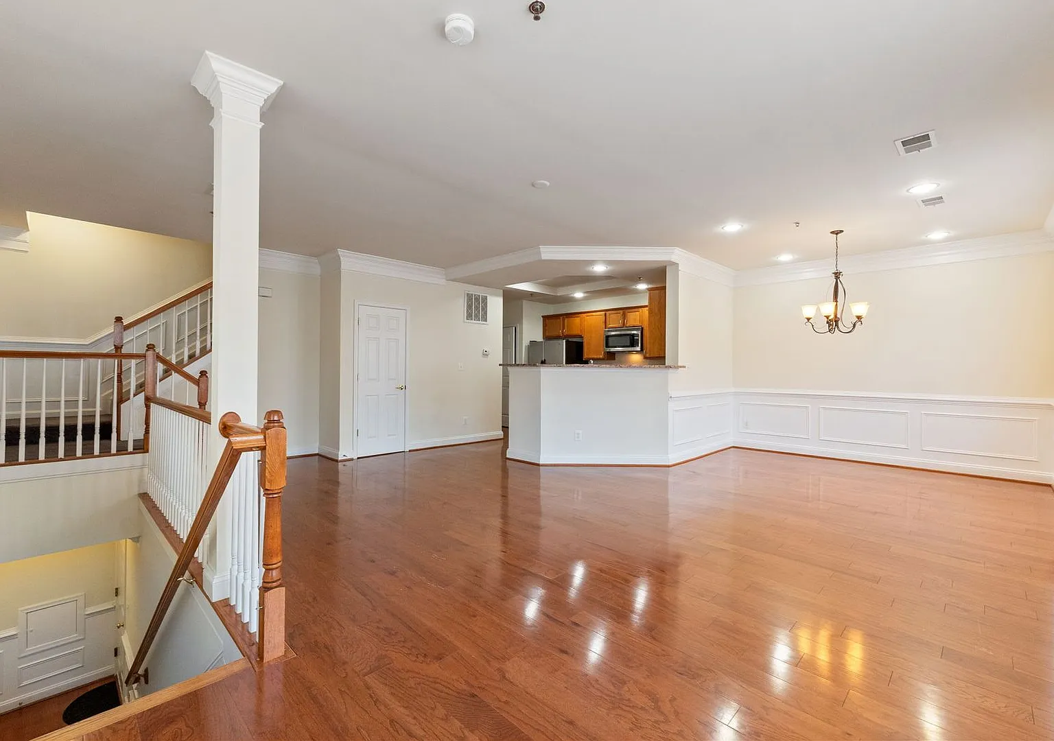 Beautifully Maintained Alexandria Townhome Minutes from Fort Belvoir & Old Town — Photo 3