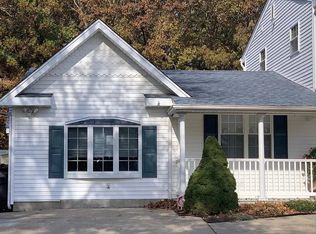 10 Milligan St, Dix Hills, NY 11746