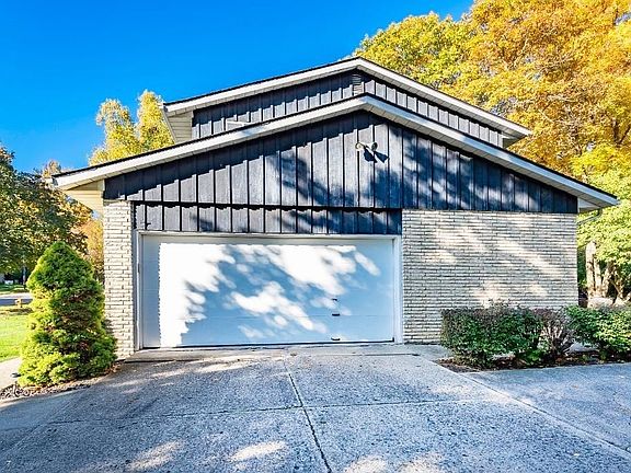2nd image of 2044 Collegewood Dr
