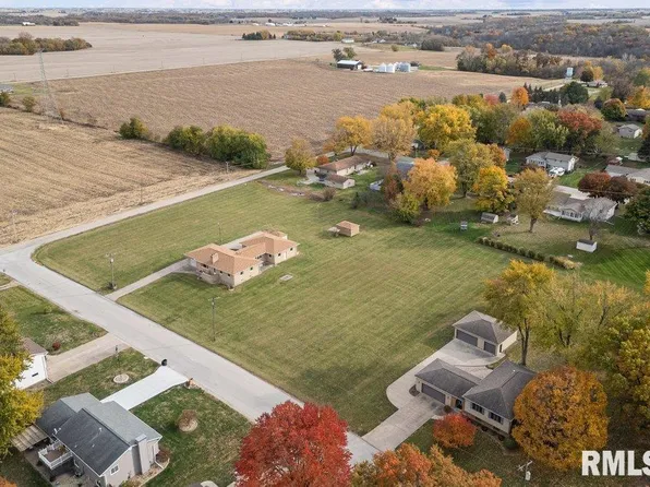 67 Buysse Dr, Coal Valley, IL 61240