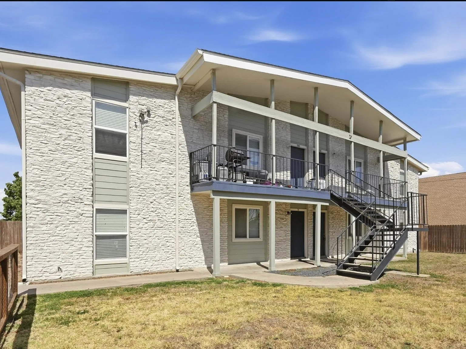 2 bed, 1.0 bath, 3584 sqft, $1,550 — Photo 3