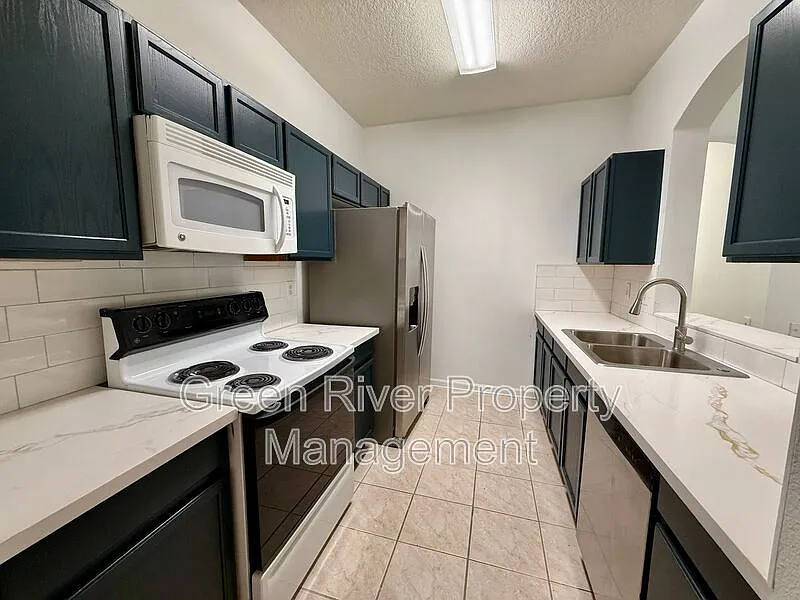 3 bed, 2.0 bath, 1408 sqft, $1,650 — Photo 3