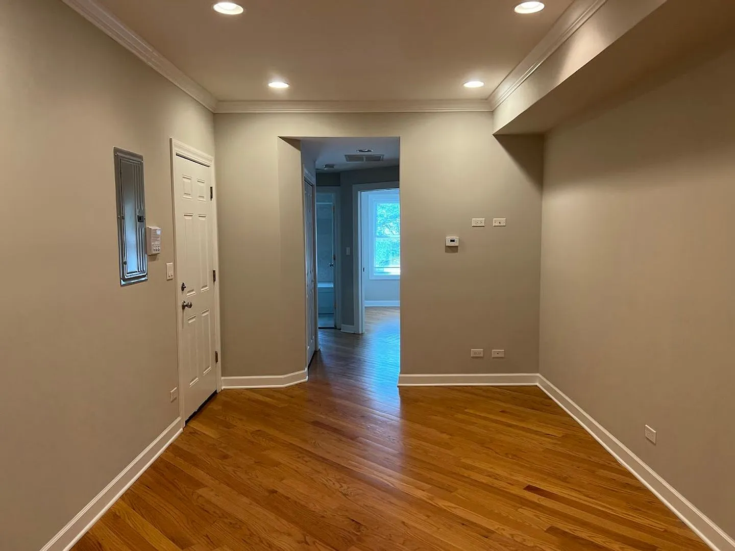 Well-Maintained West Rogers Park Apartments With Two Baths — Photo 4
