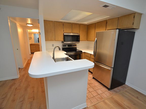 4th image of 987 E Creekhill Ln APT 10