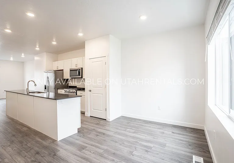 333 S 1110 W — Photo 2