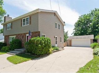 8714 Primrose Ln, Clive, IA 50325