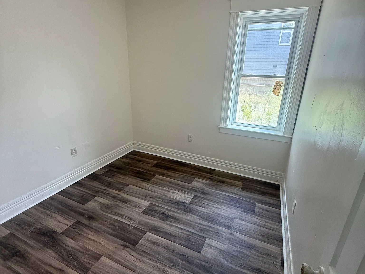 3 bed, 950 sqft, $1,300 — Photo 2