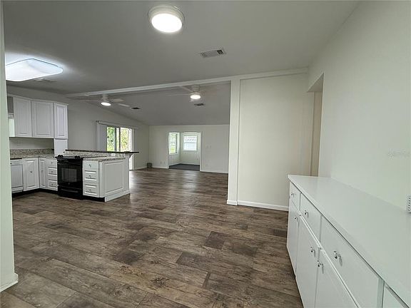 3rd image of 8 Robin Rd
