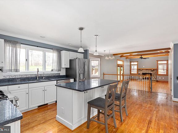 5th image of 203 Oak Hill Dr