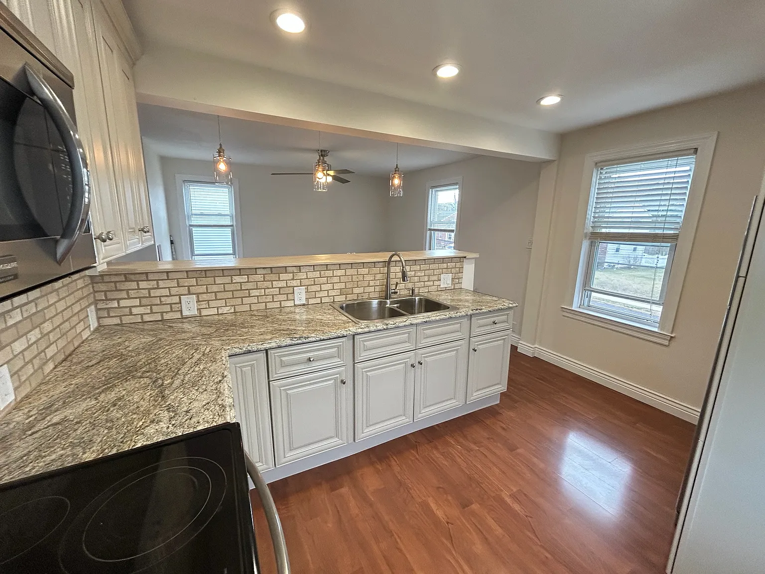 271 W Merchant St — Photo 2