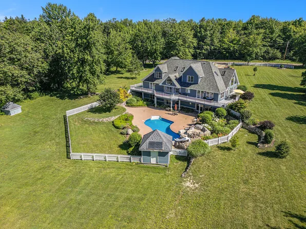 8814 W Warren Woods Rd, Three Oaks, MI 49128