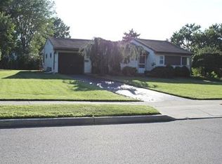 21 Cambridge Rd, Kendall Park, NJ 08824