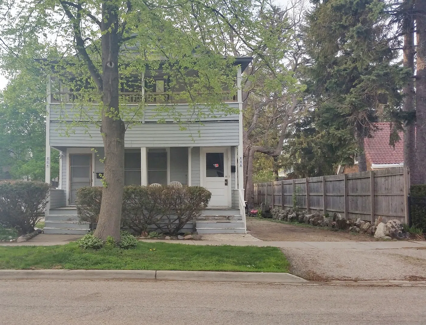 208 E Russel st CON 4589 — Photo 1