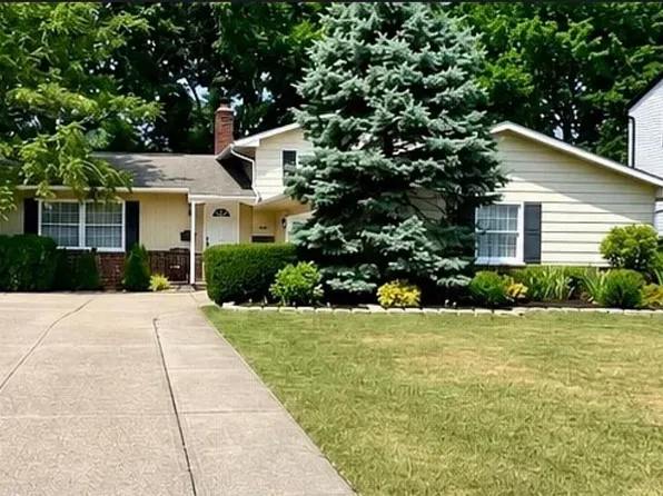 26888 Sweetbriar Dr, North Olmsted, OH 44070